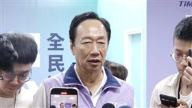 郭台銘走訪中和興南夜市。