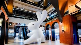 誠品生活新店｜由知名藝術家黃本蕊創作的10米高巨型兔子「太極尼尼」藝術裝置在1F迎賓。（圖／品牌業者提供）