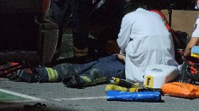 屏科大火  醫護人員跪地搶救