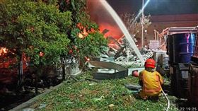 ▲明揚國際科技公司昨日傍晚突然發生火警，由於現場充斥烷跟天然氣，消防員一射水線就導致爆炸。（圖／翻攝畫面）