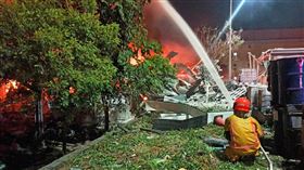 屏東明揚工廠火警 消防員射水降溫滅火明揚國際公司位於屏東的工廠昨發生火警爆炸意外，已釀4名消防員殉職、6人受困、逾百傷，大火延燒仍冒出陣陣火光，消防員持續射水降溫滅火。（屏東消防局提供）中央社記者李卉婷傳真112年9月23日