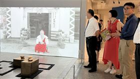 文化部長史哲觀賞藝術銀行10週年暨特展台灣美術基金會今年在文博會空總展區主題館策辦藝術銀行10週年暨特展，文化部長史哲（中右，白襯衫者）22日晚間前往觀賞演出及展覽。（文化部提供）  中央社記者趙靜瑜傳真  112年9月22日