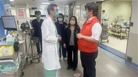 衛福部次長王必勝南下協助調度傷患的醫療照顧，了解各醫院傷者的傷勢及治療狀況，也探視尚在急診的病人。（圖／取自王必勝臉書）