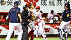 ▲味全龍吉力吉撈開轟後與中信兄弟洋投艾士特引發口角。（圖／中信兄弟球團提供）