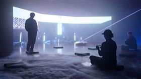 「涅所開發NAXS_corp.」以多人連線即時互動錄像裝置《ID0》參展，觀眾可於現場或手機與網路加入對話，進入虛擬旅程。（圖／駐西班牙代表處文化組提供）