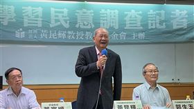 黃昆輝教授教育基金會公布終身學習民意調查結果黃昆輝教授教育基金會10日公布「終身學習民意調查」結果，董事長黃昆輝（中）表示，應推動「人人可及」的終身教育。中央社記者陳至中台北攝  112年6月10日