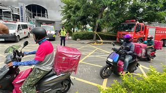 不捨救災累癱！外送員快閃送餐　暖喊加油