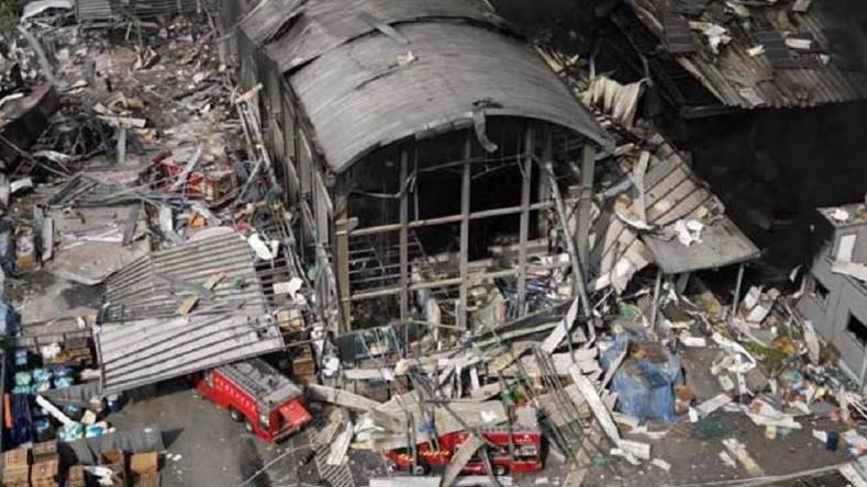 工廠爆炸空拍畫面曝　3消防車遭炸爛壓毀