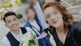 殉職的勇消賴俊儒婚照曝光，其手捧鮮花開心合照，如今都已成追憶。(圖／翻攝畫面)