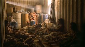 《自由之聲》中的兒童被當作商品販售。（圖／CATCHPLAY提供）