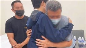 屏東爆炸殉職者含1名高雄子弟！陳其邁承諾全力協助　家屬緊擁畫面曝。（圖／翻攝自陳其邁臉書）