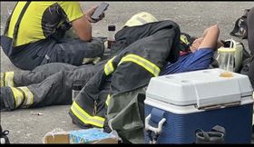 消防員累癱，只能原地稍作休息。（圖／翻攝畫面）