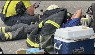 明揚惡火上百傷！消防員累癱躺地畫面曝光