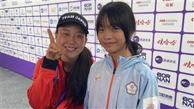 ▲亞運台灣隊11歲「滑板女孩」林逸凡（右），和偶像日本選手做起「國民外交」。（圖／中央社）