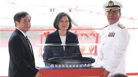 海軍潛艦國造廠房動土  致贈總統軍艦模型總統蔡英文（中）9日南下高雄主持海軍潛艦國造專用廠房動土典禮，海軍司令黃曙光（右）與台船公司董事長鄭文隆（左）致贈IDS軍艦模型給蔡總統，共同宣示潛艦國造決心。中央社記者張皓安攝  108年5月9日