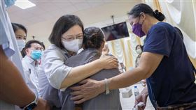 蔡英文慰問殉職消防員家屬（圖／翻攝自蔡英文臉書）