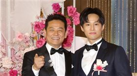 徐乃麟（左）與徐新洋今現身婚宴。（圖／記者楊澍攝）