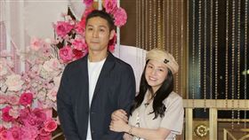 熊熊（右）懷著老公Mars的骨肉出席徐新洋婚宴。（圖／記者楊澍攝）