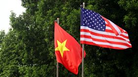 越美關係確定升級為全面戰略夥伴越南與美國10日確定將雙邊關係升級為全面戰略夥伴，與越中、越俄關係同級。未來越美雙方將在經貿、科技上加強合作。中央社記者陳家倫河內攝  112年9月11日