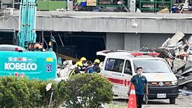 屏東明揚國際廠房大火 中午再尋獲1遺體屏東科技產業園區內的明揚國際科技股份有限公司工廠22日傍晚發生火警，部分廠區持續悶燒，23日中午現場又找到1具罹難者遺體。中央社記者李卉婷屏東攝  112年9月23日