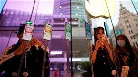 iPhone 15系列未開賣就引發搶購潮，果粉依舊買單。（圖／路透社／達志影像）