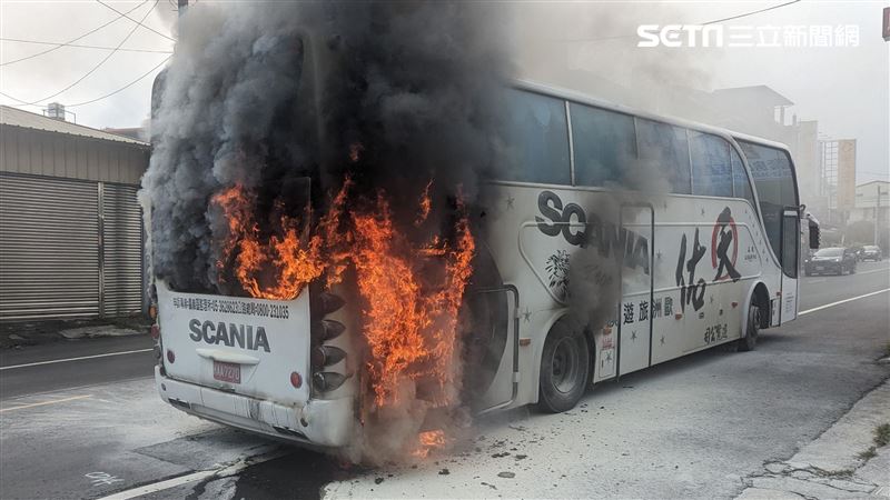 南投遊覽車火燒車　司機急停40人逃出