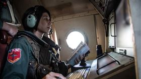 國軍嚴密掌握臺海周邊海空域動態，圖為空軍P-3C型機官兵作業狀況。（國防部提供）