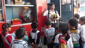 罹難消防員施寶翔（後右）曾於花蓮縣消防局富里分隊任職，花蓮縣消防局在臉書發文，悲痛哀悼英勇殉職的消防弟兄。（花蓮縣消防局提供）