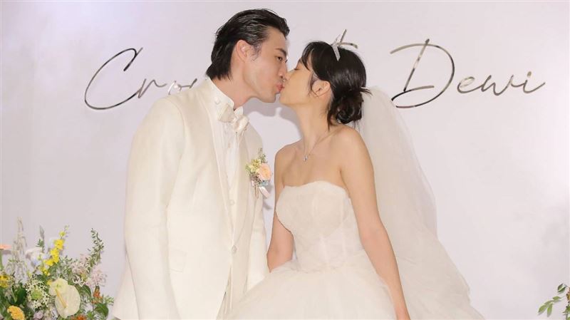 簡廷芮砸百萬辦婚宴　淚灑婚禮激吻小開尪