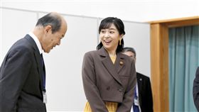 圖為佳子公主前往鳥取市訪問，視察陶器製作現場。（圖／美聯社／達志影像）
