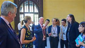 數位發展部部長唐鳳於英國當地時間16日率團參訪英國國會，與英國對台貿易特使暨上議院副議長福克納勳爵。（圖／數位部提供)