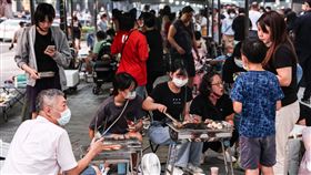 民眾戴口罩烤肉過中秋（2）台北天母地區知名百貨前廣場10日中秋夜變身「大會烤」場地，大批民眾與親友一同團聚烤肉，現場負責烤肉的民眾，不少人都維持戴好口罩的好習慣。中央社記者趙世勳攝  111年9月10日