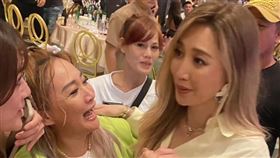 秀琴（左）嗨到巴住A-Lin。（圖／翻攝自臉書）