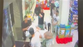 刑事局中打，破獲暴力討債集團，宮廟堂主染黑，吸收小弟當陣頭，恐嚇取財，超商毆打被害人昏迷（圖／翻攝畫面）