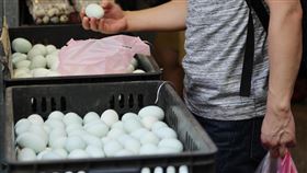 開學市場需求增　產業界盼調整蛋價主要由蛋農與盤商組成的中華民國蛋價委員會議26日召開，產業界認為淡季暑假將結束，開學市場需求增加，希望能夠調價。圖為民眾26日在台北虎林市場選購雞蛋。中央社記者趙世勳攝  112年8月26日