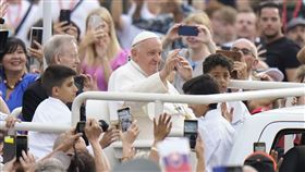 教宗方濟各指出，有些國家在與烏克蘭「開玩笑」，呼籲別拿人民性命開玩笑。（圖／美聯社／達志影像）