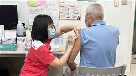 老人打疫苗(南投縣政府提供)