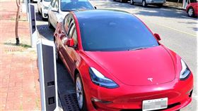 台南電動車路邊停車10月起恢復一般費率台南市自民國107年起實施電動車輛路邊停車收費優惠措施，5年期間電動車數量增幅達3.8倍，將自10月1日起恢復依原公告費率收費。（台南市交通局提供）中央社記者楊思瑞台南傳真  112年9月25日