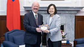 蔡英文總統今（25）日上午接見「英國對台貿易特使、英國國會上議院副議長福克納勛爵(Lord Faulkner)」。（圖／總統府提供)