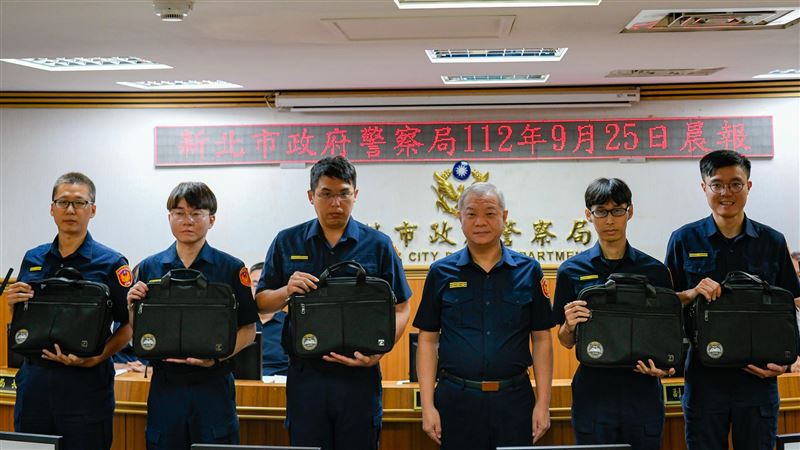 自製派出所長秘笈！新北警首創所長公事包