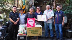 送白米、肉鬆等愛心物資！桃環局關懷資收個體戶　7旬翁漸走出憂鬱陰霾（圖／桃園電子報）