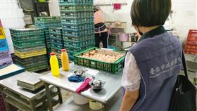 食安官帶隊至中央畜產會現場稽查。（圖／北市衛生局提供）