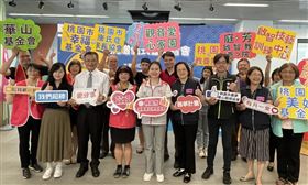 圓夢愛心關懷協會攜手義美　捐贈月餅助弱勢溫馨過節，圖／桃園電子報