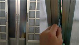 原PO立馬趕回家中時，兩名房仲已經離開，但在門縫中夾著一張名片。（圖／截自臉書社團「記憶八德」）