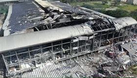 明揚最新空拍畫面曝　屋頂「炸出2大洞」　（圖／消防局提供）