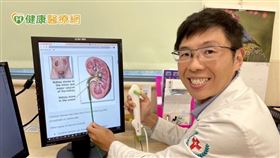 戴逸昇醫師解釋，不管是輸尿管結石還是腎結石，原則上小於兩公分，都還是可以嘗試做體外震波打碎它，後續再自行排出。