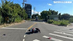 桃園梁女騎車行經華興路二段及航城路口時，遭對向左轉轎車撞飛慘亡。（圖／翻攝畫面）