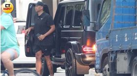 陳建州開車離開超商後，開沒多久又停在附近的雙語學校前，照慣例再度將車停在紅線區。（圖／本刊攝影組）