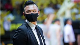 黑人陳建州當年從籃球界轉戰演藝圈，人脈相當廣的他還被好友王力宏說是「天生的交朋友達人」。（圖／取自黑人臉書）