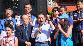 侯友宜參拜龍山寺（2）國民黨總統參選人侯友宜（前右2）25日上午在艋舺龍山寺董事長黃書瑋（前右3）等人陪同下，前往龍山寺參拜，並於參拜後致詞，為選情造勢。中央社記者王騰毅攝  112年9月25日